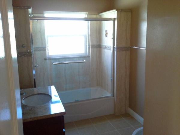 2BR/1BA Apartment · Oakland photo 2