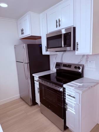 2BR/1BA Apartment · Burlingame photo 3