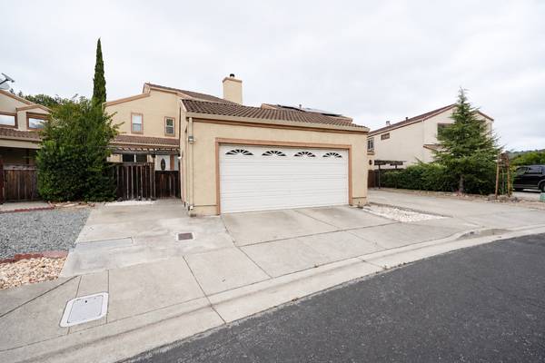 3BR/3BA Single Family House · Hayward photo 2