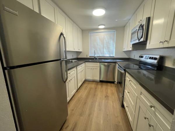 2BR/2BA Townhouse on Rodney Cmn · Fremont