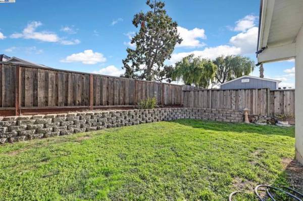 3BR/2BA Single Family House · Hayward photo 5