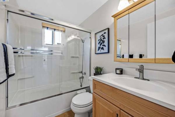 3BR/2BA Single Family House · Hayward photo 3