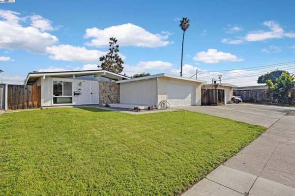 3BR/2BA Single Family House · Hayward photo 4