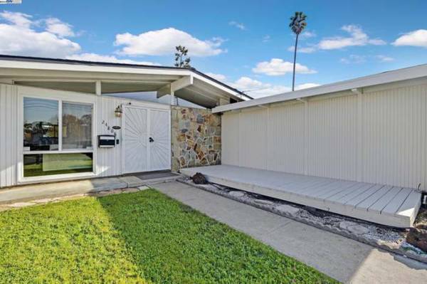 3BR/2BA Single Family House · Hayward photo 2
