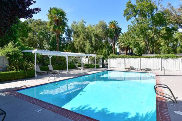 Apartments on N Murrieta Blvd · Pleasanton photo 3