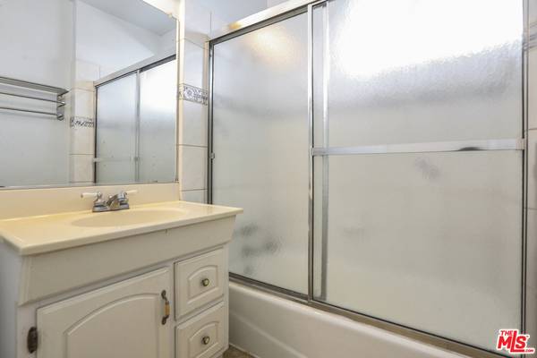 1BR/1BA Apartment on Arizona Ave · Santa Monica photo 5