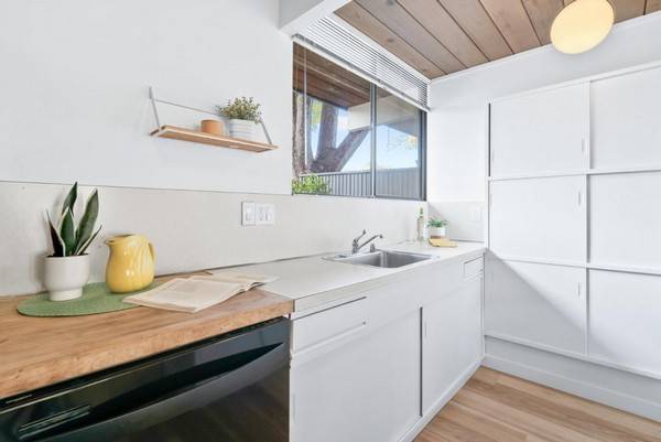 1BR/1BA Townhouse · Palo Alto photo 2