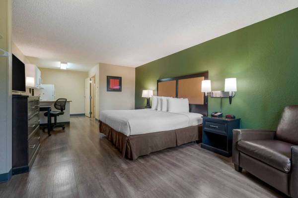 0BR/1BA Other on Corby Avenue · Santa Rosa photo 3
