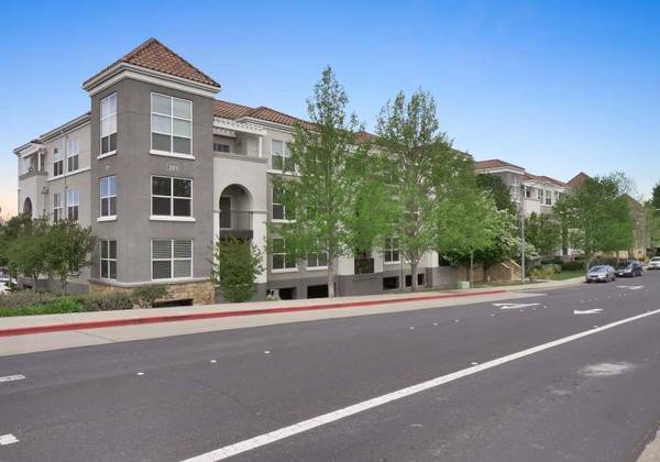 Apartments on Coggins Dr · Walnut Creek photo 2