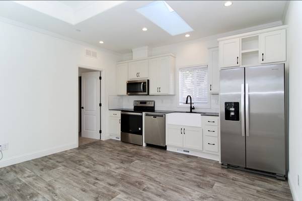 2BR/1BA Single Family House on California Street · Berkeley photo 5