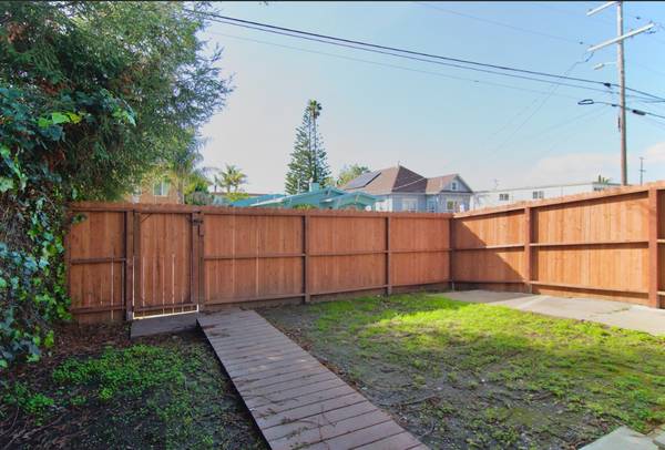 2BR/1BA Single Family House on California Street · Berkeley photo 3
