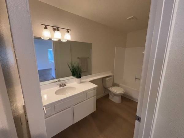 3BR/1BA Duplex · Oakland photo 2