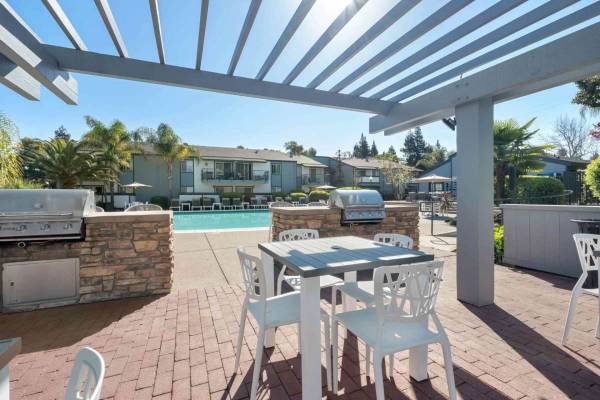 Apartments on Coggins Drive · Walnut Creek photo 2