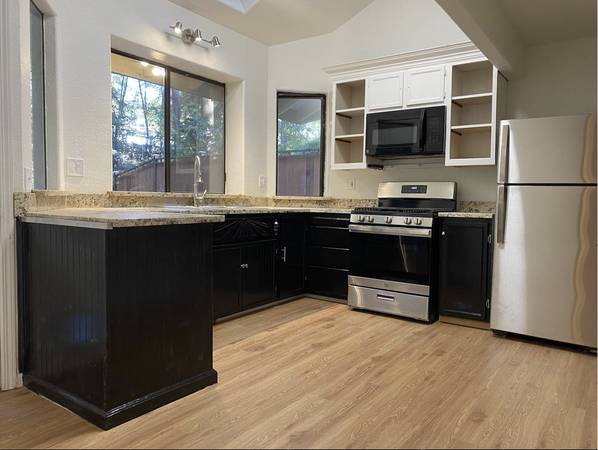 1BR/1BA Single Family House · Brookdale photo 3