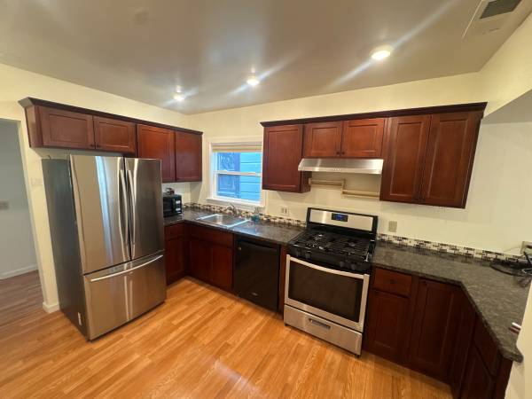 2BR/1BA Apartment on E 22nd Street · Oakland photo 5