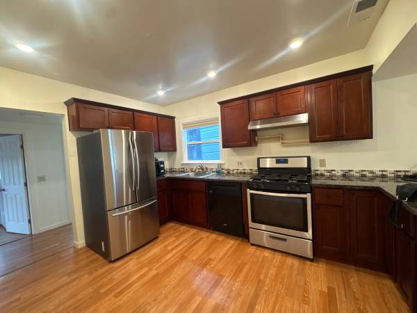 2BR/1BA Apartment on E 22nd Street · Oakland photo 3