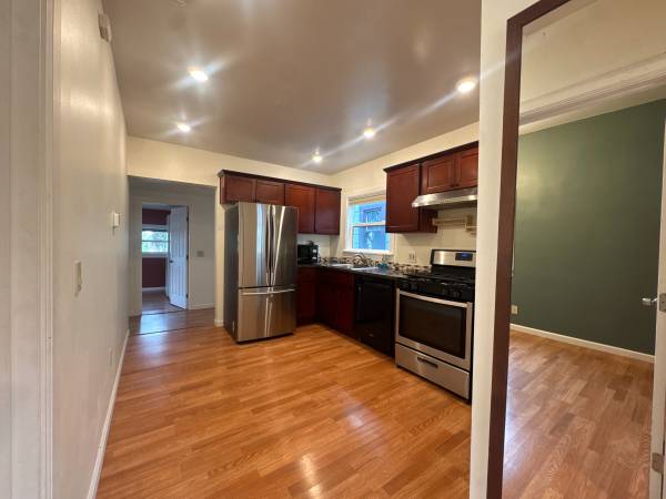 2BR/1BA Apartment on E 22nd Street · Oakland photo 4