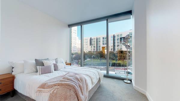 1BR/2BA Apartment on Fremont St · San Francisco photo 2