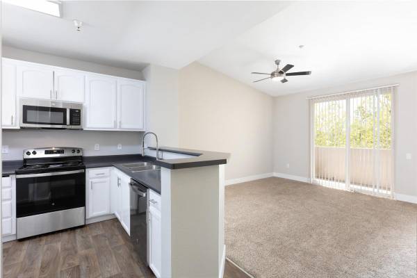 2BR/2BA Apartment on Casa Blanca Terrace · Danville photo 3