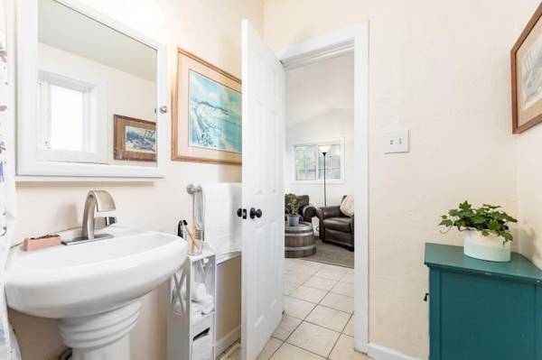 1BR/1BA Single Family House on Wharf Rd · Capitola photo 4