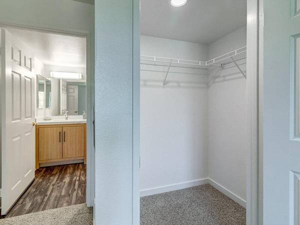 2BR/1BA Apartment on Redwood Street · Vallejo photo 2