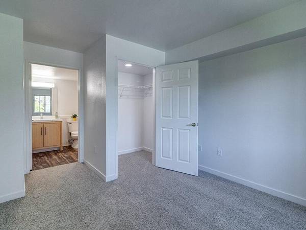 2BR/1BA Apartment on Redwood Street · Vallejo photo 5