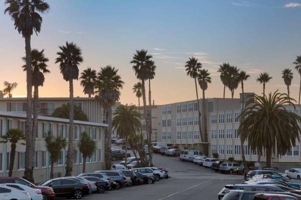 Apartments on Park Plaza Drive · Daly City photo 2