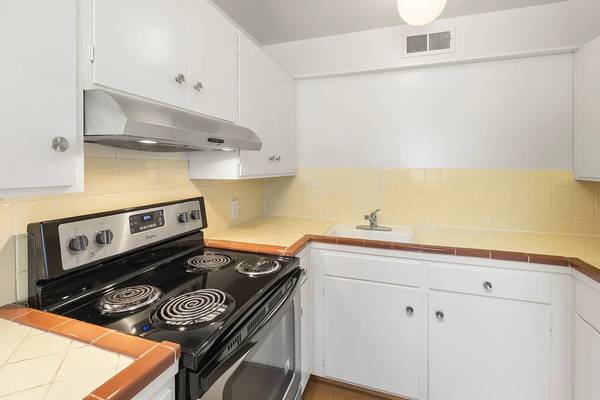 1BR/1BA Single Family House · San Francisco photo 5