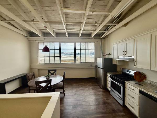 1BR/1BA Loft on 47th Ave · Oakland photo 2