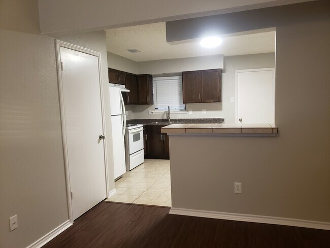656 South Rogers Road, Irving, TX 75060 photo 4