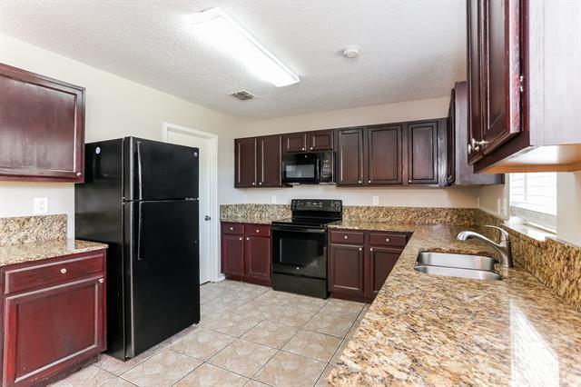 3011 Clemente Dr Grand Prairie, TX 75052 photo 5