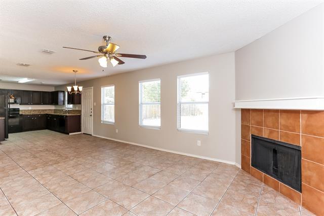 3011 Clemente Dr Grand Prairie, TX 75052 photo 2