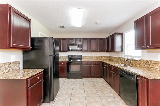 3011 Clemente Dr Grand Prairie, TX 75052 photo 4