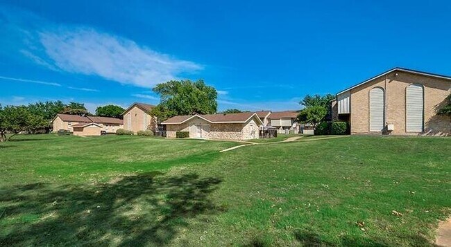 3206 Green Tee Dr Pantego, TX 76013 photo 4