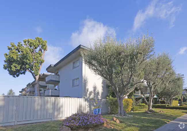 Del Medio Garden Apartments photo 3