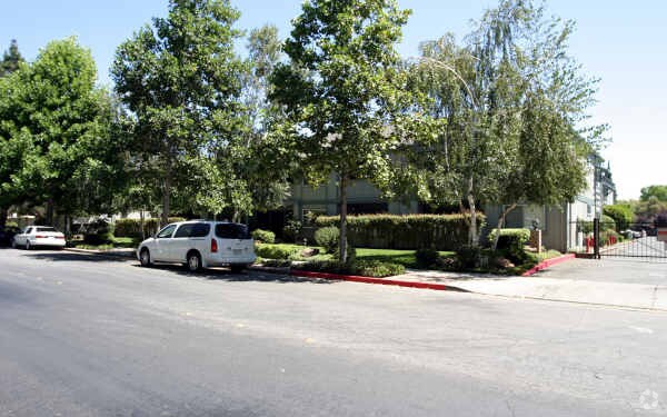 Birchwood Apartments photo 2