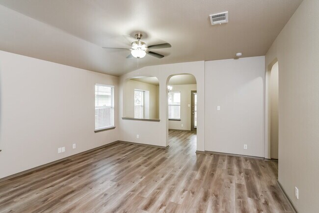 316 Hummingbird Dr New Braunfels, TX 78130 photo 3