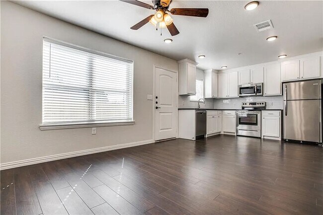801 N 3rd St Sanger, TX 76266 photo 2