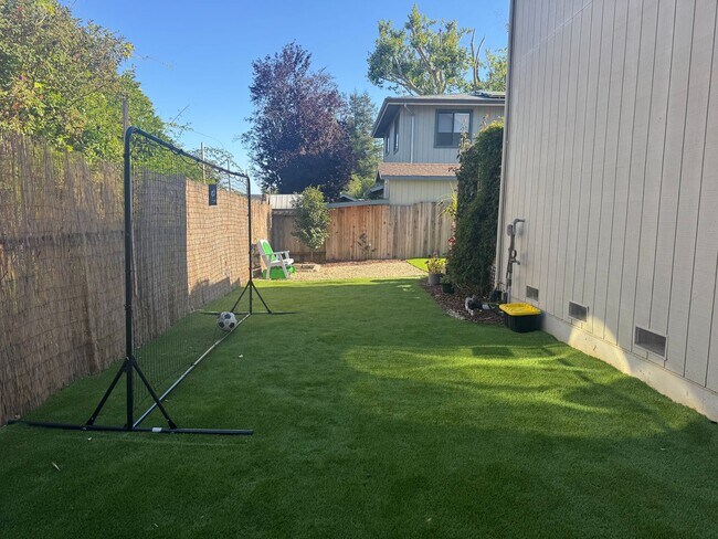 2436 Paul Minnie Ave Santa Cruz, CA 95062 photo 3