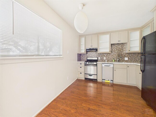 803 W 28th St Austin, TX 78705 photo 2