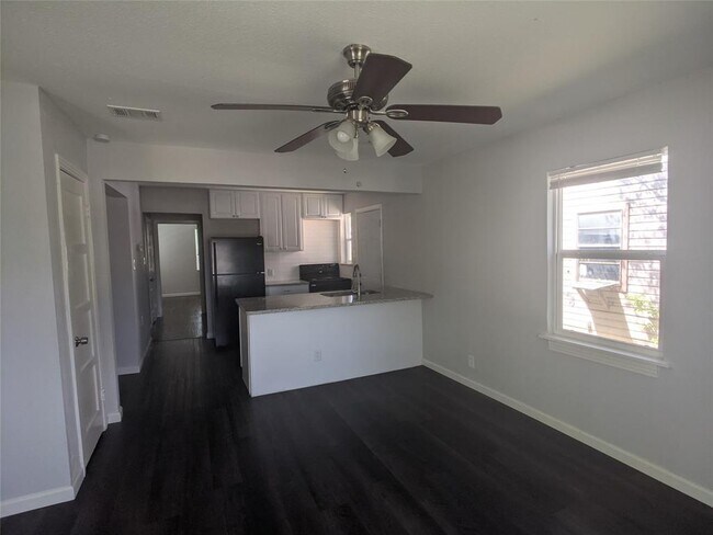 517 Northeast 19th Street, Grand Prairie, TX 75050 photo 4
