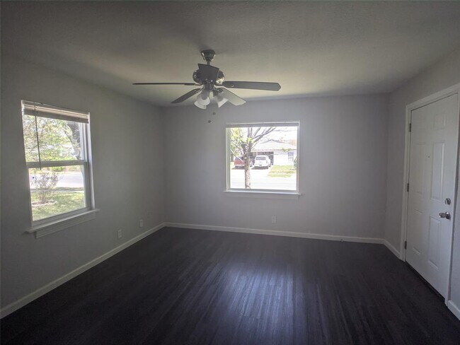 517 Northeast 19th Street, Grand Prairie, TX 75050 photo 3