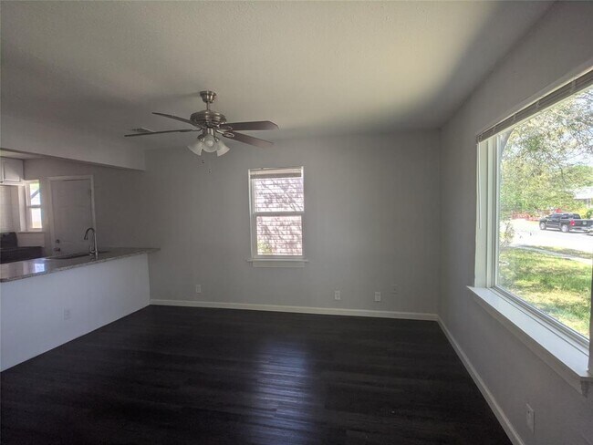 517 Northeast 19th Street, Grand Prairie, TX 75050 photo 2