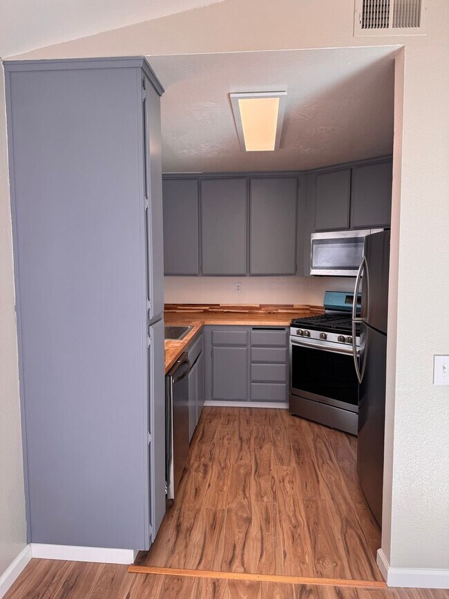 3 Bedroom Single Family Home in Hercules photo 4