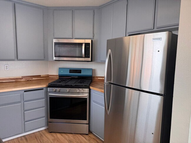 3 Bedroom Single Family Home in Hercules photo 2