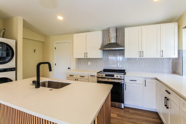 9524 15th Ave NE photo 5