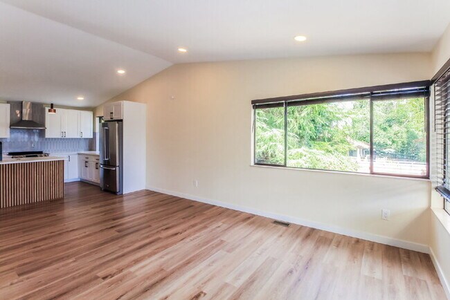 9524 15th Ave NE photo 4