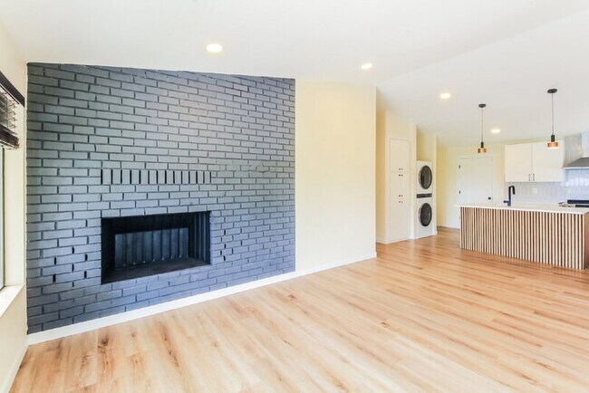 9524 15th Ave NE photo 3
