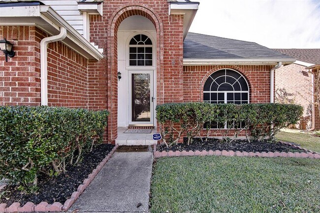 2927 Chanute Dr Grand Prairie, TX 75052 photo 2