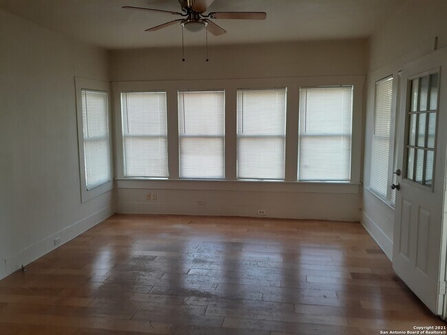 318 Lorraine Ave San Antonio, TX 78214 photo 2